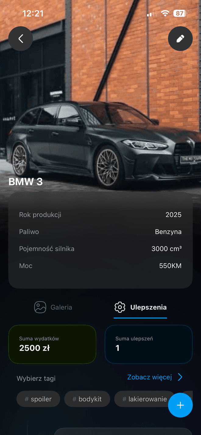 Ekran garażu w aplikacji Revly z parametrami auta